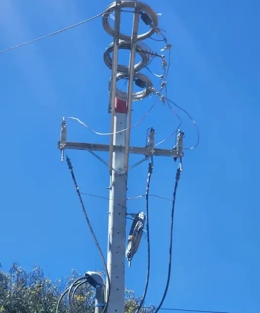 Poste de media tensión con cortacircuitos